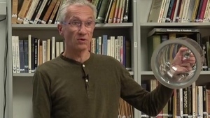 Eric Dullin avec sa cloche de verre