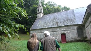 Pierre Thirault devant l'église de Manéguen